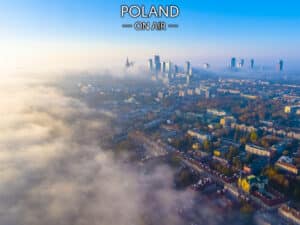 Warszawa z lotu ptaka we mgle – fotoobraz na płótnie POLAND ON AIR